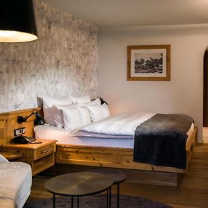 Standard Plus Zimmer mit Kingsize-Bett